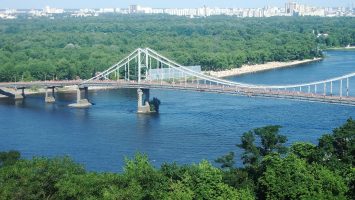 Kievde Dinyeper Nehride sezon açılıyor yüzmeye başlayan insanlar var kime demiş Ukrayna soğuk 🙂